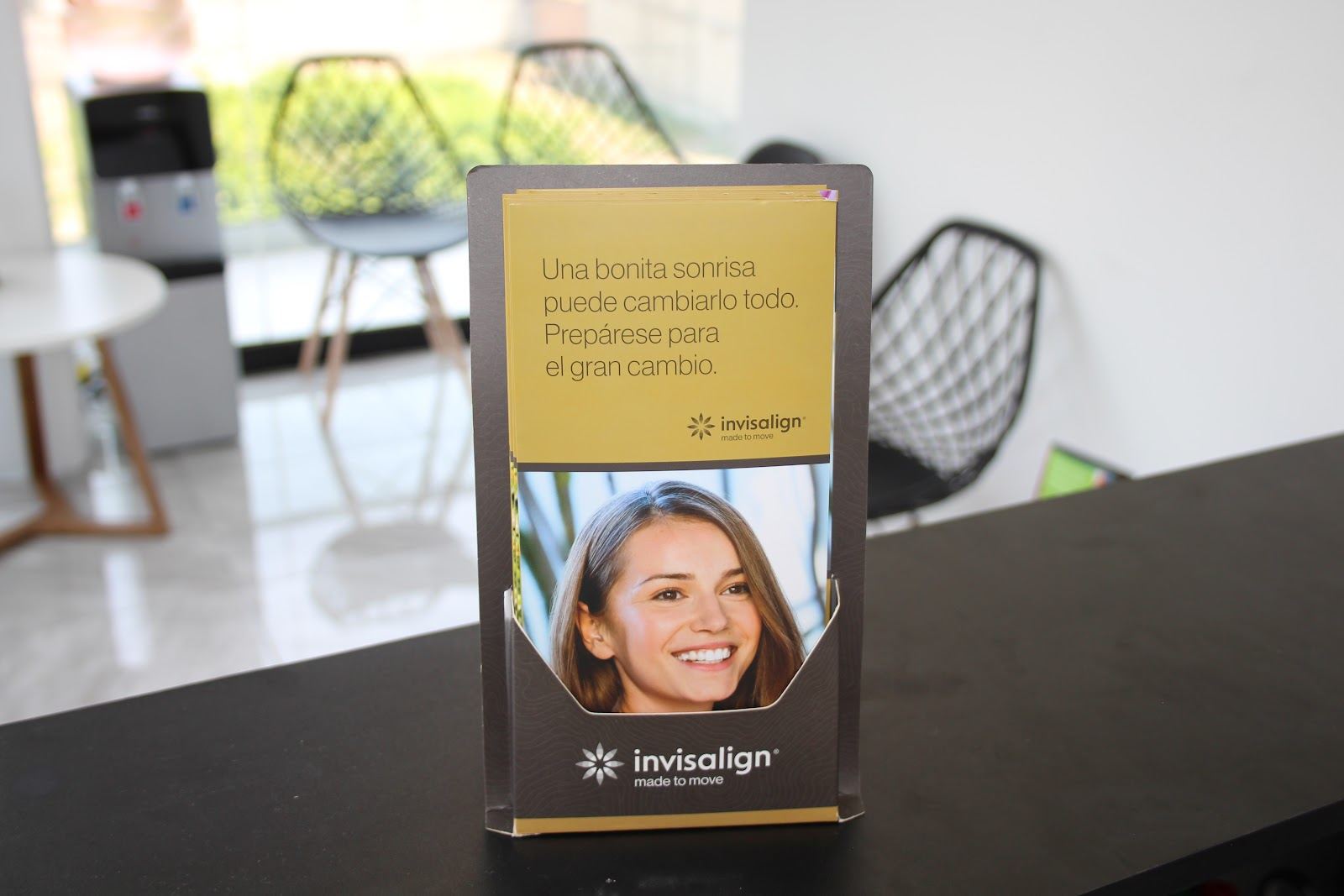 Material de Invisalign en la recepción de Clínica Dental SM